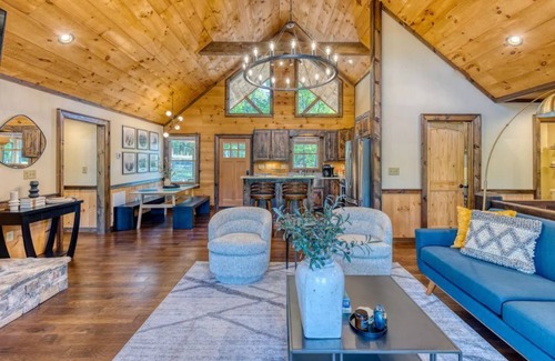 Morganton Cabin | Relax in Style w/3 Master Suites, Game Rm, Hot Tub, Fire pit, Sauna & More!