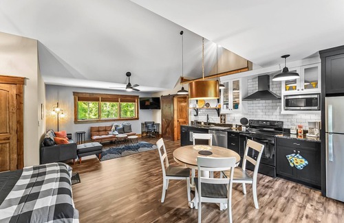Nebo Apartment | Relax in style w/access to Lake, Dock, Fire pit and Community Pool