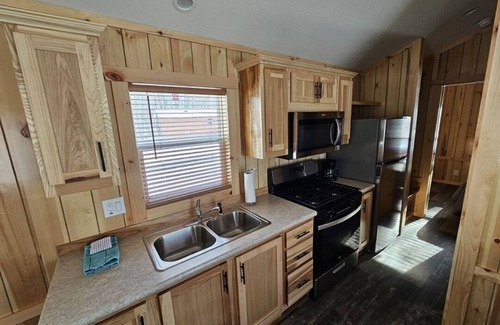 Isle Cabin | Relax in the Fox Den | Private 2BR Cabin Close to Beach & Activities