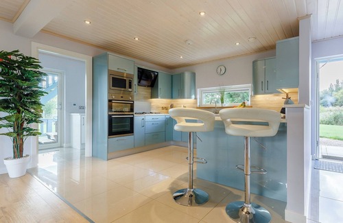 Hopton Cottage | Relax in the hot tub whilst enjoying open views over the golf course and lakes.