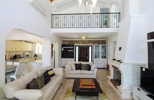 Uzumlu Villa | Relax in this peaceful 4-bedroom villa in Yesiluzumlu, Fethiye. Surrounded by nature, it offers a private pool, large garden, and modern comforts — perfect for a quiet family or group getaway.