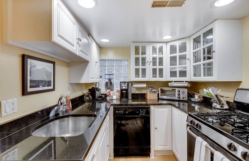 Pulaski Park Apartment | Relax in Winter Park - You Will LOVE the Garden Access and the Classic, Comfortable Feeling by AllSet Turnover