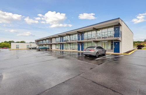 Greeneville Hotel | Relax inn by OYO Greeneville Near Hwy US-321