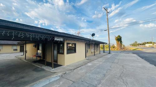 Sulphur Hotel | Relax Inn by OYO Sulphur Hwy 90