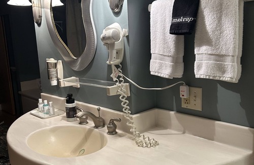 Sparta House | Relax near Elroy-Sparta State Bike Trail 12 min Sparta 1-Bed Vacation Home