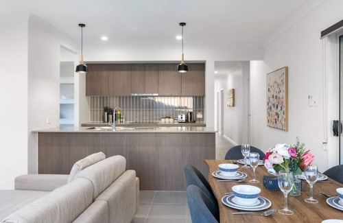 Victoria Point House | Relax-Ready 4BR Near Bayside & Shops | Workspace