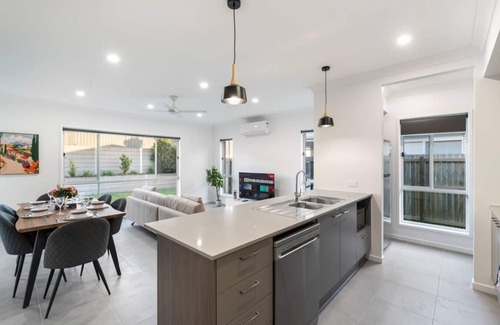 Victoria Point House | Relax-Ready 4BR Near Bayside & Shops | Workspace
