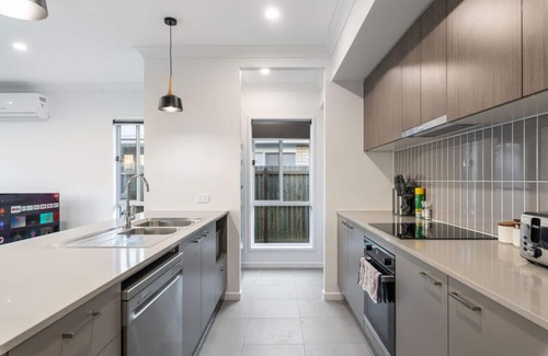 Victoria Point House | Relax-Ready 4BR Near Bayside & Shops | Workspace