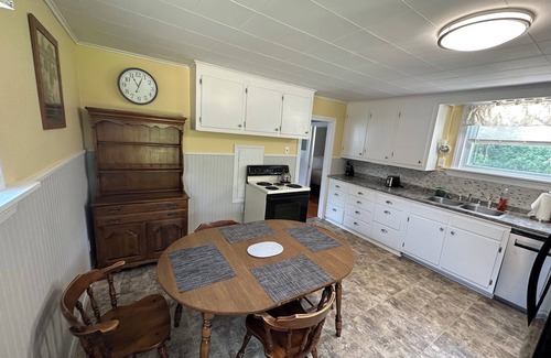 Upper Village House | Relax, Recharge, and Ride in the White Mountains!