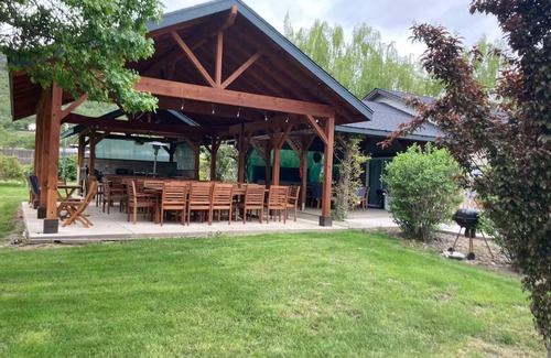 Central Point House | Relax, Reconnect, Explore Scenic Retreat + Pool, Treehouses & Adventure Nearby