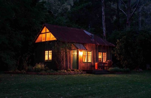 Jamberoo Cottage | Relax to the sounds of the creek and birdlife in the rainforest at Jamberoo