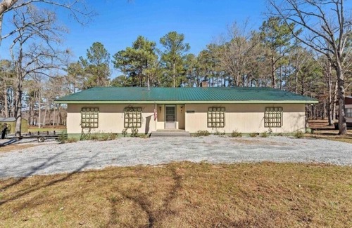 Tignall House | Relax with the whole family at this peaceful stay on the Broad River.