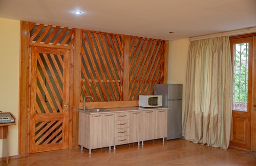 Telavi House | relax with the whole family at this peaceful place to stay.