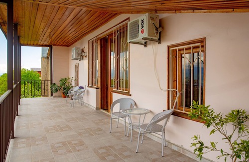 Telavi House | relax with the whole family at this peaceful place to stay.