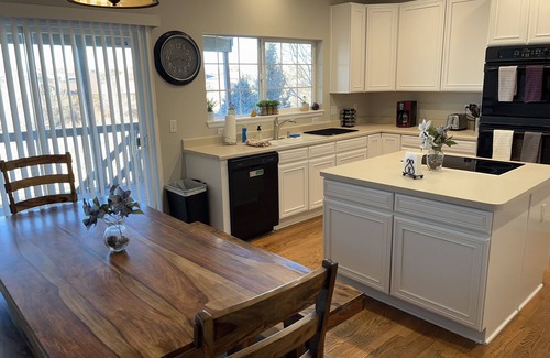 Centennial House | Relax with the whole family. Spacious home. Close to shopping and hiking trails