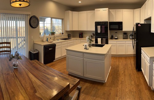 Centennial House | Relax with the whole family. Spacious home. Close to shopping and hiking trails