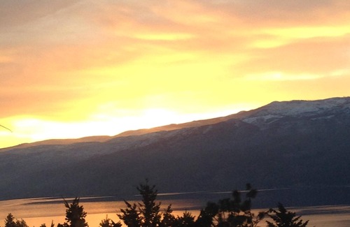 Central Okanagan House | RELAX, You're on LAKE TIME! Business Licence # 5532