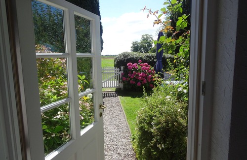 Pommerby Apartment | Relaxation by the sea in a historic thatched cottage; WLAN, garden, 2 showers, sauna