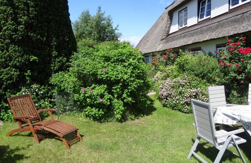 Pommerby Apartment | Relaxation by the sea in a historic thatched cottage; WLAN, garden, 2 showers, sauna