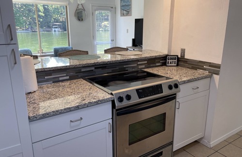 Mid America Condo | Relaxation Destination-updated lakefront condo just steps from Lake Hamilton!