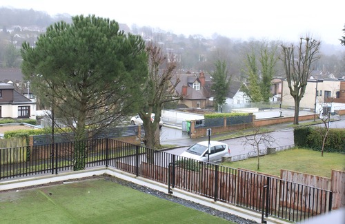 Purley Apartment | Relaxed & Cozy Family Getaway in Purley Rise - Minutes from Gatwick Airport