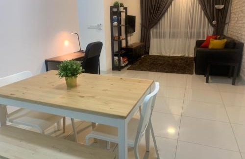 Kajang Apartment | Relaxed Family Staycation, Pool View w WIFI n Netflix