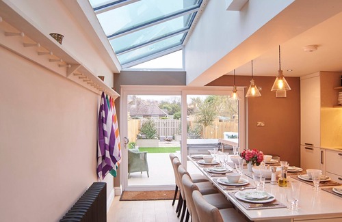 Hythe House | Relaxed luxury with Hot Tub, Child & Pet Friendly!