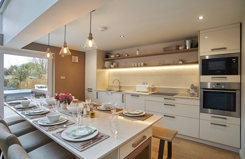 Hythe House | Relaxed luxury with Hot Tub, Child & Pet Friendly!
