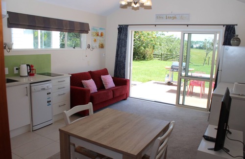 Whitford Cottage | Relaxed Stay with Country Views