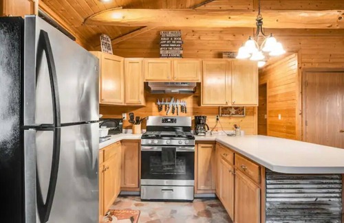 New Lisbon Cabin | Relaxin Cabins 2BR, 1BA #3