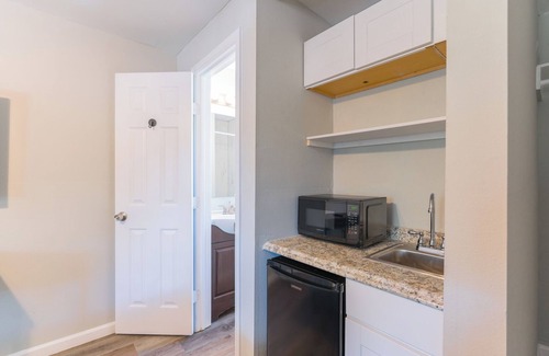 Greater Third Ward Apartment | Relaxing 1-Bedroom APT w/Queen Bed & Bath