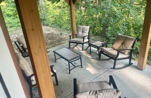 Viola Cabin | Relaxing 1-bedroom cabin with Loft, AC & WiFi on 5 acre timber w/trails & views