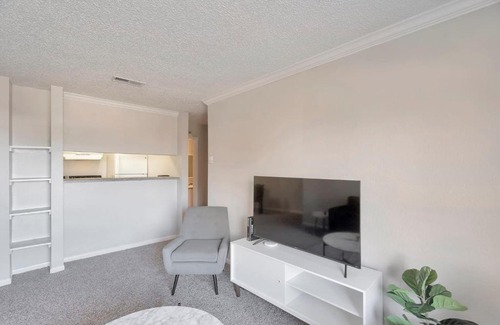 Midland House | Relaxing 1BR Suite and Swimming Pool