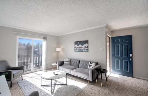 Midland House | Relaxing 1BR Suite and Swimming Pool