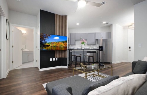 Near East Side Apartment | Relaxing 1BR w/Pool&Parkng, Near Rvrwlk&Conv Ctr