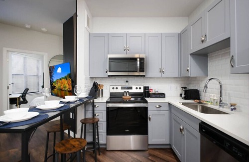 Near East Side Apartment | Relaxing 1BR w/Pool&Parkng, Near Rvrwlk&Conv Ctr
