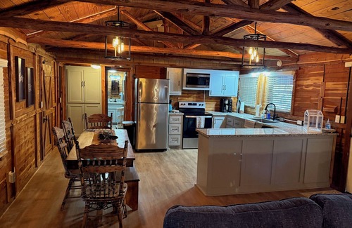 La Grange Cabin | Relaxing 2-bedroom cabin on Lake Jean