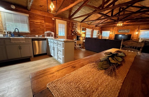 La Grange Cabin | Relaxing 2-bedroom cabin on Lake Jean