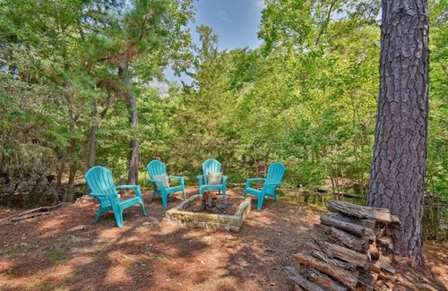 La Grange Cabin | Relaxing 2-bedroom cabin on Lake Jean