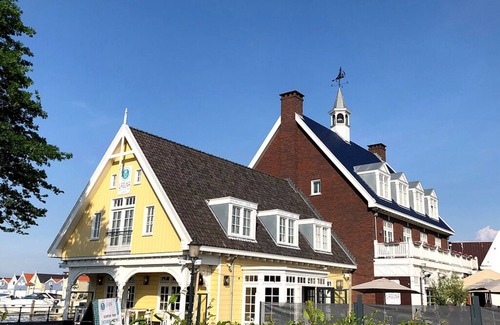 Municipality of Huizen House | Relaxing 2-Unit Stay by Gooimeer | Walk Naarderbos & Explore Nightlife