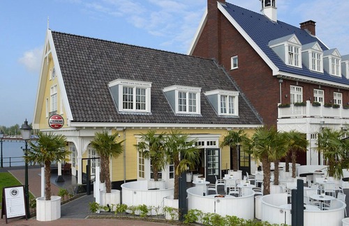 Municipality of Huizen House | Relaxing 2-Unit Stay by Gooimeer | Walk Naarderbos & Explore Nightlife