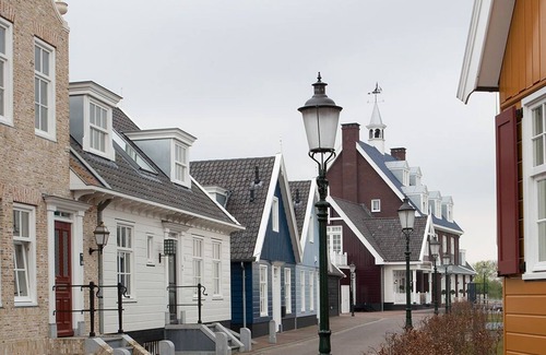 Municipality of Huizen House | Relaxing 2-Unit Stay by Gooimeer | Walk Naarderbos & Explore Nightlife