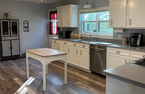 Katy Apartment | Relaxing 3 bedroom cedar barn apartment on small bee farm in the heart of Katy