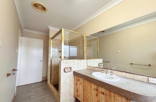 Moranbah Apartment | Relaxing 3Bed Home