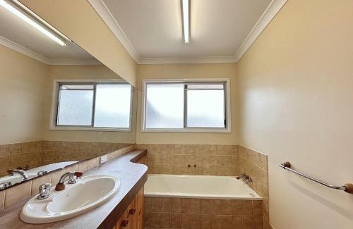 Moranbah Apartment | Relaxing 3Bed Home