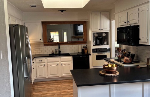 College Station House | Relaxing 3BR home with King suite & WiFi in Bryan + Aggie Football tix available