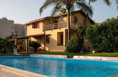 Cinisi Villa | Relaxing at Villa Maria