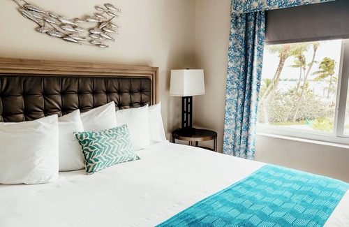 Key Largo Hotel | Relaxing Beach Getaway! Cozy King Suite Stay!