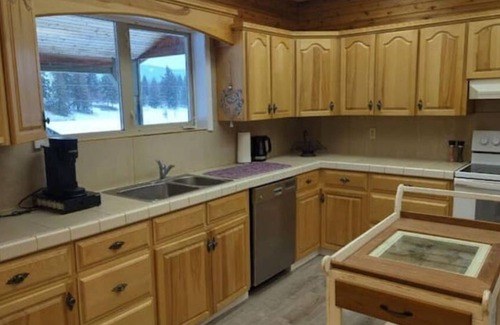 Sorrento House | Relaxing Blue House on the Farm, 8 minutes from the lake!
