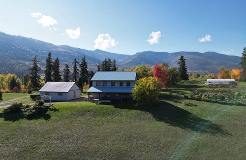 Sorrento House | Relaxing Blue House on the Farm, 8 minutes from the lake!